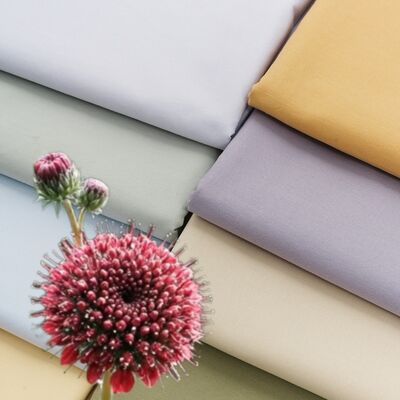 Bu %100 Polyester Poplin, 110 GSM'de 75D × 75D ipliklerden yapılmıştır ve yüksek yoğunluklu bir yapıda dokunmuştur